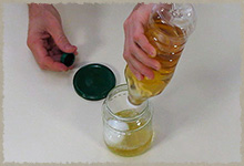Colocando vinagre al envase